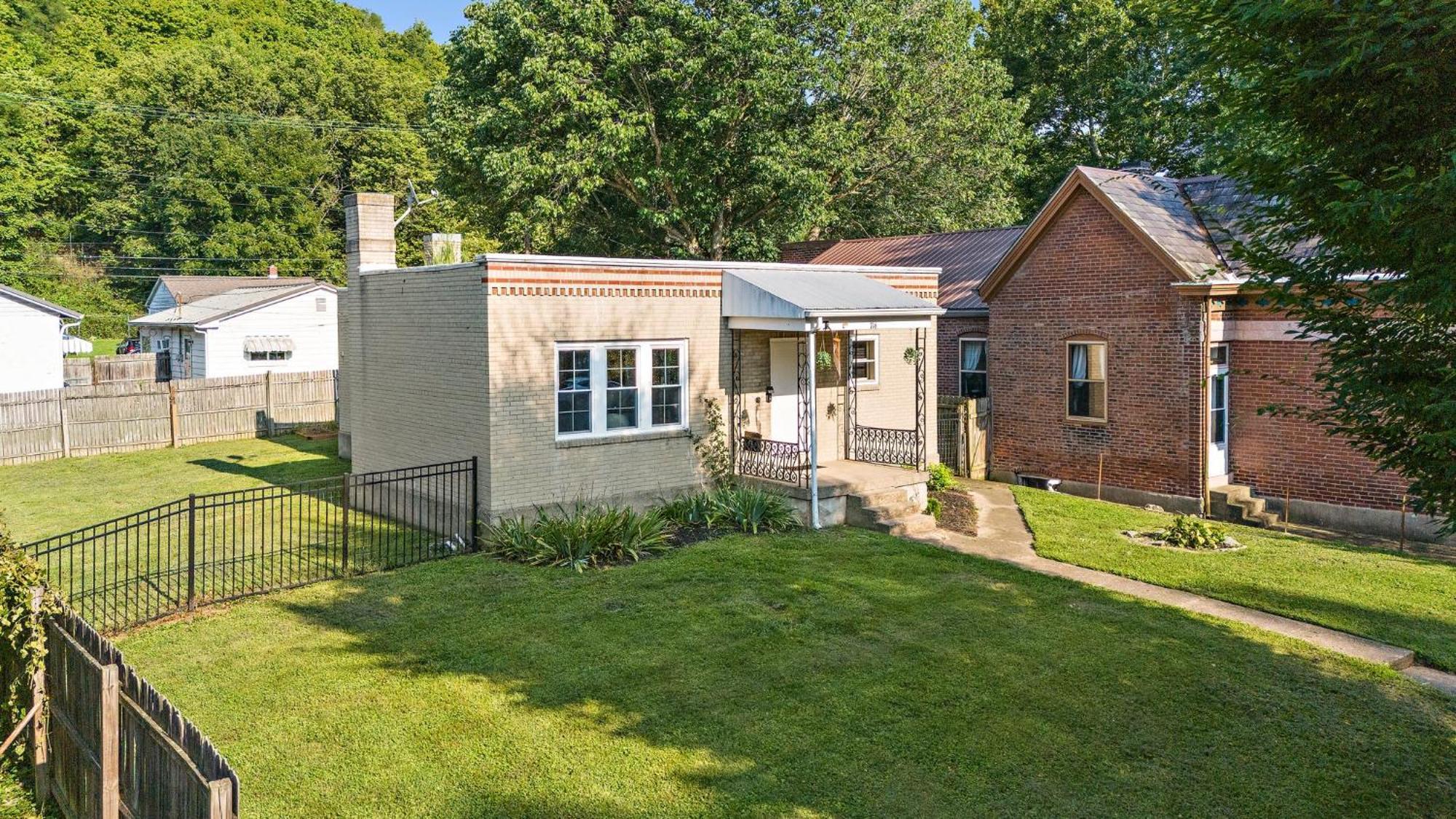 Unique Historic Bnb Madison Bagian luar foto